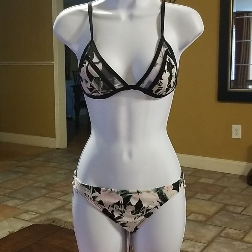 🌺Xhilaration triangle Bikini.